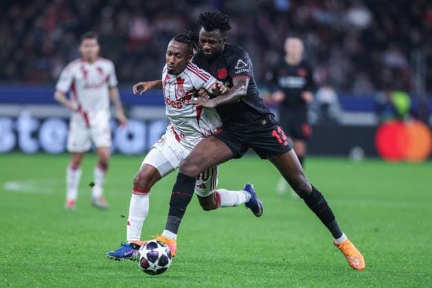 Fußball Champions League Play-off Rückspiel Bayer 04 Leverkusen - Olympiakos Piräus am 24.02.2026 in der BayArena in Leverkusen Gelson Martins ( Piräus ), links - Edmond Tapsoba ( Leverkusen ), rechts