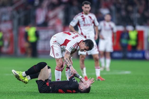 Fußball Champions League Play-off Rückspiel Bayer 04 Leverkusen - Olympiakos Piräus am 24.02.2026 in der BayArena in Leverkusen Dani Garcia ( Piräus ), oben - Aleix Garcia ( Leverkusen ), unten