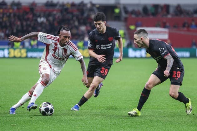 Fußball Champions League Play-off Rückspiel Bayer 04 Leverkusen - Olympiakos Piräus am 24.02.2026 in der BayArena in Leverkusen Gelson Martins ( Piräus ), links - Ibrahim Maza ( Leverkusen ), mitte - Alejandro Grimaldo ( Leverkusen ), rechts