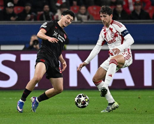 28.01.2025, xophax, Fussball , UEFA Champions League , 2025 2026 , Bayer Leverkusen gegen Olympiakos Piräus Ibrahim Maza , links (Bayer 04 Leverkusen ) und Panagiotis Retsos, rechts ( Piräus ) Leverkusen