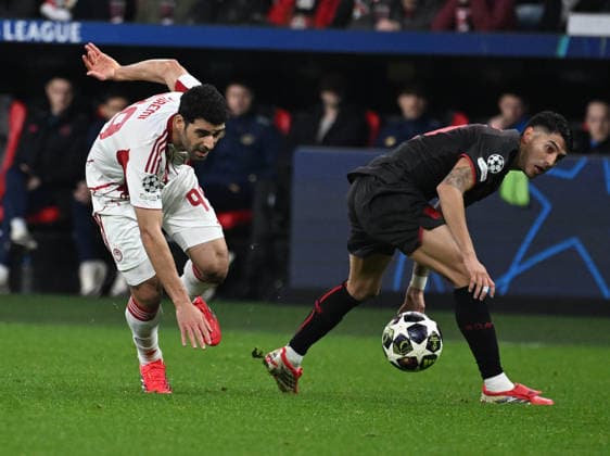 28.01.2025, xophax, Fussball , UEFA Champions League , 2025 2026 , Bayer Leverkusen gegen Olympiakos Piräus Exequiel Palacios , rechts (Bayer 04 Leverkusen ) und Mehdi Taremi , links ( Piräus ) Leverkusen