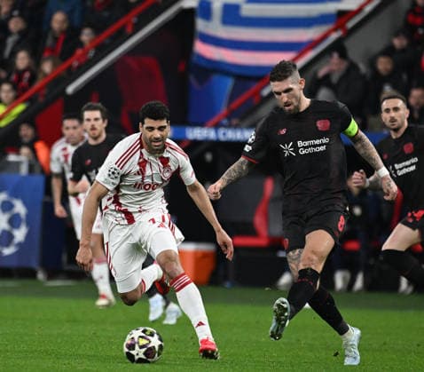 28.01.2025, xophax, Fussball , UEFA Champions League , 2025 2026 , Bayer Leverkusen gegen Olympiakos Piräus Robert Andrich , rechts (Bayer 04 Leverkusen ) und Mehdi Taremi , links ( Piräus ) Leverkusen