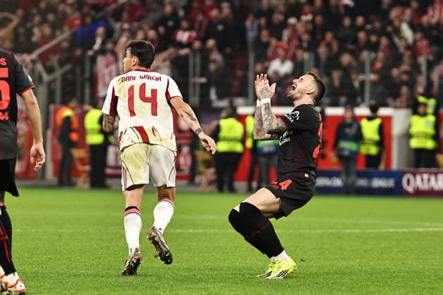 GER, Champions League, Bayer Leverkusen vs Olympiakos Piräus 24.02.2026, BayArena, Leverkusen, GER, Champions League, Bayer Leverkusen vs Olympiakos Piräus im Bild Aleix Garcia (Bayer 04 Leverkusen, 24, schwarz) bekommt die Hand von Dani Garcia (Olympiakos Piräus, 14, weiß) ins Gesicht und geht zu Boden Foul Foulspiel