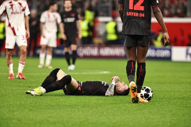 GER, Champions League, Bayer Leverkusen vs Olympiakos Piräus 24.02.2026, BayArena, Leverkusen, GER, Champions League, Bayer Leverkusen vs Olympiakos Piräus im Bild Aleix Garcia (Bayer 04 Leverkusen, 24, schwarz) liegt nach einem Foul Foulspiel von Dani Garcia (Olympiakos Piräus, 14, weiß, nicht im Bild) am Boden