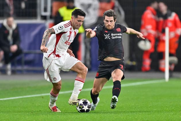 v. li. im Zweikampf Francisco Ortega (Piraeus 3) Jonas Hofmann (Leverkusen 7) 24.02.2026 Fussball Champions League, Bayer Leverkusen vs Olympiakos Piraeus, BayArena, Leverkusen,