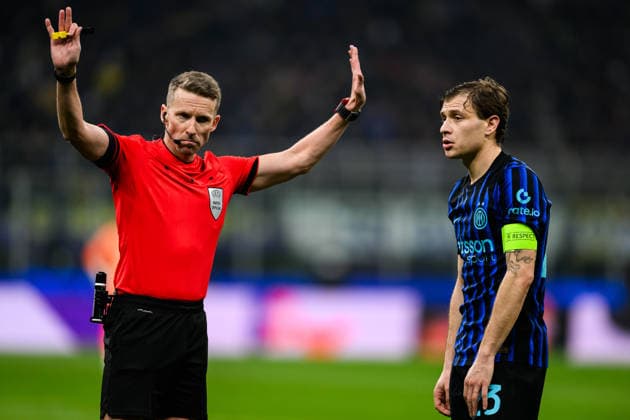 260224 Referee Alejandro Hernandez and NicolÃ² Barella of Inter during the UEFA Champions League football match between Inter and Bodo Glimt on February 24, 2026 in Milan. Photo: Marius Simensen BILDBYRAN COP 238 MM0057 bbeng football fotball fotboll soccer uefa champions league mesterligaen bodo glimt inter fc internazionale milano Copyright: MARIUSxSIMENSEN BB260224BB415