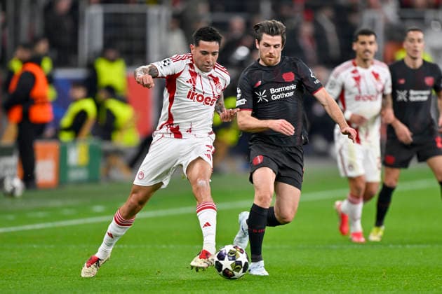 v. li. im Zweikampf Francisco Ortega (Piraeus 3) Jonas Hofmann (Leverkusen 7) 24.02.2026 Fussball Champions League, Bayer Leverkusen vs Olympiakos Piraeus, BayArena, Leverkusen,