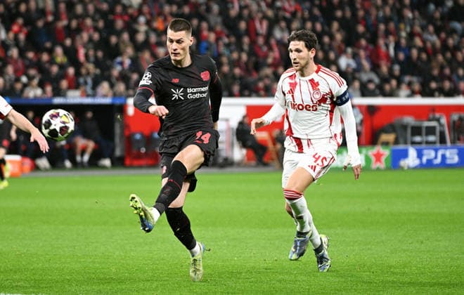 Fussball, Champions League, Deutschland, Herren, Saison 2025 2026, Play-offs, BayArena Leverkusen: Bayer Leverkusen - Olympiakos Piräus; Patrik Schick (LEV), Panagiotis Retsos (OLP). Aktion