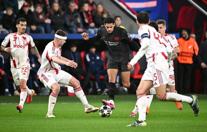 Fussball, Champions League, Deutschland, Herren, Saison 2025 2026, Play-offs, BayArena Leverkusen: Bayer Leverkusen - Olympiakos Piräus; Jarell Quansah (LEV). Aktion