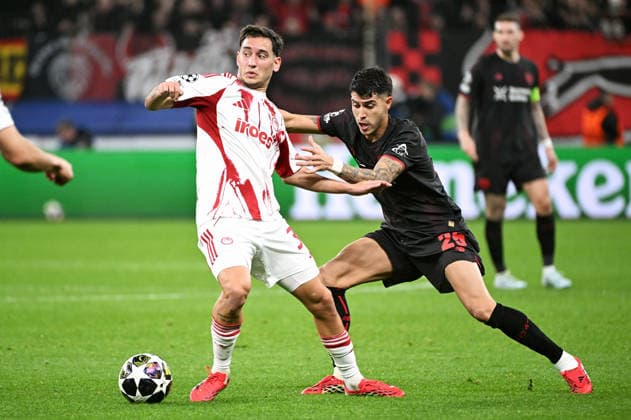 Fussball, Champions League, Deutschland, Herren, Saison 2025 2026, Play-offs, BayArena Leverkusen: Bayer Leverkusen - Olympiakos Piräus; Exequiel Palacios (LEV), Santiago Hezze (OLP). Aktion