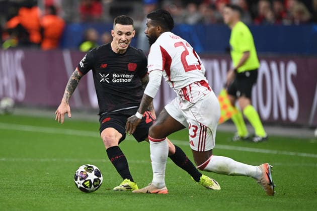 Alejandro GRIMALDO (LEV) gegen RODINEI (PI) -aaz- Fussball Champions League, Play Offs, Bayer 04 Leverkusen (LEV) - Olympiakos Piraeus (PI) am 24.02.2026 in Leverkusen Deutschland. UEFA regulations prohibit any use of photographs as image sequences and or quasi-video Â