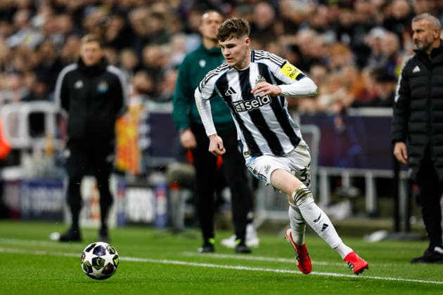 Newcastle United v QarabaÄü FK UEFA Champions League Alex Murphy of Newcastle United runs with the ball during the UEFA Champions League Knockout Play-off Second Leg match at St. James s Park, Newcastle 24 02 2026 UK Newspapers OUT Copyright: xMaxxTomlinsonx FIL-23037-0047