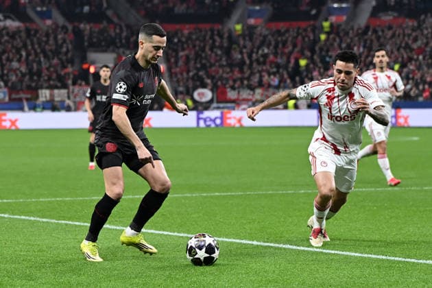 Lucas Vazquez (Bayer 04 Leverkusen) und Francisco Ortega (Olympiakos FC) im Zweikampf waehrend des Spiels der UEFA Champions League 2025 26, Play-offs, Rückspiel zwischen Bayer 04 Leverkusen und Olympiakos Piräus, BayArena am 24. February 2026 in Leverkusen, Deutschland. (Foto von Ralf Treese DeFodi Images) +++ Lucas Vazquez (Bayer 04 Leverkusen) und Francisco Ortega (Olympiakos FC) battle for the ball during the UEFA Champions League 2025 26 League Knockout Play-off Second Leg match between Bayer 04 Leverkusen and Olympiacos FC at BayArena on February 24, 2026 in Leverkusen, Germany. (Photo by Ralf Treese DeFodi Images) -