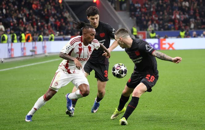 v.l. Gelson Martins (Olympiakos Piraeus 10), Ibrahim Maza (Bayer Leverkusen, 30), Alejandro Grimaldo (Bayer Leverkusen, 20) GER, Bayer 04 Leverkusen vs. Olympiakos Piraeus, Fussball, Champions League, Play-offs, Rueckspiel, Spielzeit 2025 2026, 24.02.2026 GER, Bayer 04 Leverkusen vs. Olympiakos Piraeus, Fussball, Champions League, Play-offs, Rueckspiel, Spielzeit 2025 2026, 24.02.2026 Leverkusen Copyright: xEibner-Pressefotox xThomasxStoecx EP_TSR