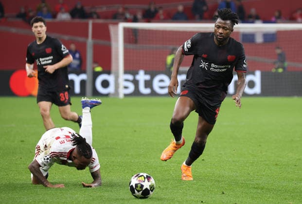 Im Zweikampf v.l. Gelson Martins (Olympiakos Piraeus 10), Edmond Tapsoba (Bayer Leverkusen, 12) im Hintergrund Ibrahim Maza (Bayer Leverkusen, 30) GER, Bayer 04 Leverkusen vs. Olympiakos Piraeus, Fussball, Champions League, Play-offs, Rueckspiel, Spielzeit 2025 2026, 24.02.2026 GER, Bayer 04 Leverkusen vs. Olympiakos Piraeus, Fussball, Champions League, Play-offs, Rueckspiel, Spielzeit 2025 2026, 24.02.2026 Leverkusen Copyright: xEibner-Pressefotox xThomasxStoecx EP_TSR