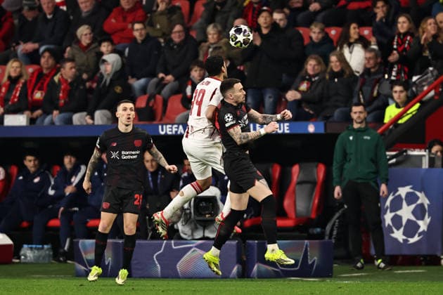 GER, Champions League, Bayer Leverkusen vs Olympiakos Piräus 24.02.2026, BayArena, Leverkusen, GER, Champions League, Bayer Leverkusen vs Olympiakos Piräus im Bild Mehdi Taremi (Olympiakos Piräus, 99, weiß) im Zweikampf Kopfball Duell mit Aleix Garcia (Bayer 04 Leverkusen, 24, schwarz)
