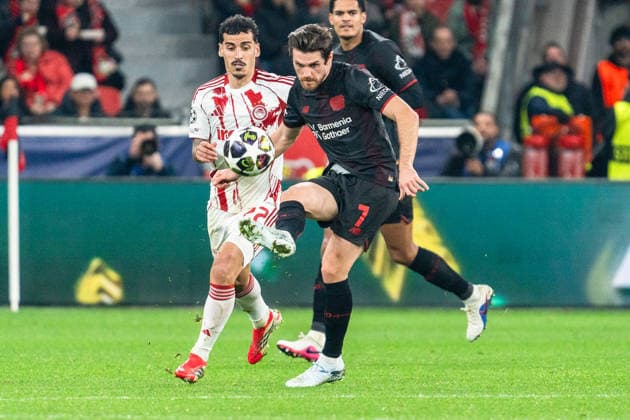 UEFA Champions League 2025 2026 Bayer 04 Leverkusen vs. Olympiakos Piräus, Play-Offs Rückrunde, Dienstag, 23.02.2026 BayArena (Nordrhein-Westfalen, Deutschland) Jonas Hofmann ( 7) Chiquinho (Olympiakos Piräus, 22) Copyright: xCelinaxLeiersx