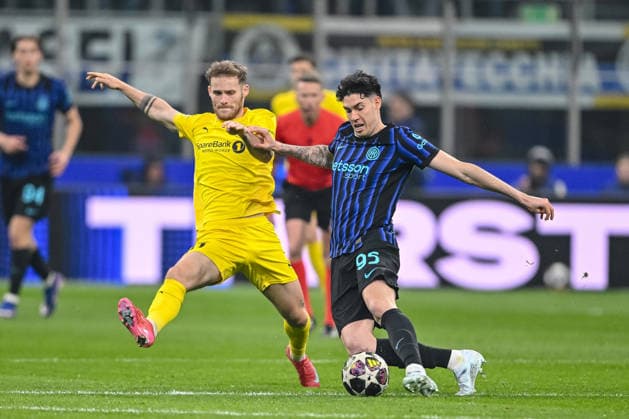 Ole Didrik Blomberg (FK Bodo Glimt) und Alessandro Bastoni (FC Internazionale Milano) battle for the ball during the UEFA Champions League 2025 26 League Knockout Play-off Second Leg match between FC Internazionale Milano and FK Bodo Glimt at Stadio San Siro on February 24, 2026 in Milan, Italy. (Photo by Harry Langer DeFodi Images) -