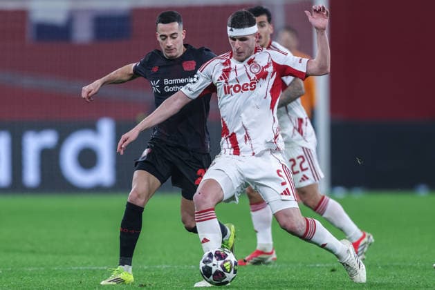 Fußball Champions League Play-off Rückspiel Bayer 04 Leverkusen - Olympiakos Piräus am 24.02.2026 in der BayArena in Leverkusen Lucas Vazquez ( Leverkusen ), links - Lorenzo Pirola ( Piräus ), rechts