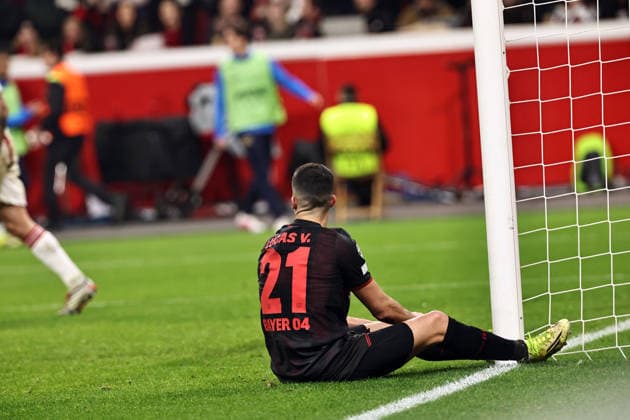 GER, Champions League, Bayer Leverkusen vs Olympiakos Piräus 24.02.2026, BayArena, Leverkusen, GER, Champions League, Bayer Leverkusen vs Olympiakos Piräus im Bild Lucas Vazquez (Bayer 04 Leverkusen, 21, schwarz) bekommt den Abpraller des Lattenschusses von Alejandro Grimaldo (Bayer 04 Leverkusen, 20, schwarz, nicht im Bild) nicht unter Kontrolle und bleibt am Pfosten sitzen