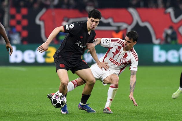 Ibrahim Maza (Bayer 04 Leverkusen) und Dani Garcia (Olympiakos FC) im Zweikampf waehrend des Spiels der UEFA Champions League 2025 26, Play-offs, Rückspiel zwischen Bayer 04 Leverkusen und Olympiakos Piräus, BayArena am 24. February 2026 in Leverkusen, Deutschland. (Foto von Ralf Treese DeFodi Images) +++ Ibrahim Maza (Bayer 04 Leverkusen) und Dani Garcia (Olympiakos FC) battle for the ball during the UEFA Champions League 2025 26 League Knockout Play-off Second Leg match between Bayer 04 Leverkusen and Olympiacos FC at BayArena on February 24, 2026 in Leverkusen, Germany. (Photo by Ralf Treese DeFodi Images) -