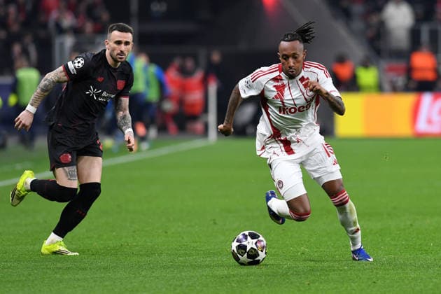 Aleix Garcia (Bayer 04 Leverkusen) und Gelson Martins (Olympiakos FC) im Zweikampf waehrend des Spiels der UEFA Champions League 2025 26, Play-offs, Rückspiel zwischen Bayer 04 Leverkusen und Olympiakos Piräus, BayArena am 24. February 2026 in Leverkusen, Deutschland. (Foto von Ralf Treese DeFodi Images) +++ Aleix Garcia (Bayer 04 Leverkusen) und Gelson Martins (Olympiakos FC) battle for the ball during the UEFA Champions League 2025 26 League Knockout Play-off Second Leg match between Bayer 04 Leverkusen and Olympiacos FC at BayArena on February 24, 2026 in Leverkusen, Germany. (Photo by Ralf Treese DeFodi Images) -