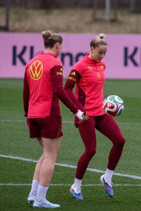 Frankfurt am Main, Deutschland 24. Februar 2026: Vorbereitung auf das Frauen WM-Qualifikationsspiel Deutschland vs. Slovenien - Training Im Bild: v.li. Rebecca Knaak (Deutschland) und Giulia Gwinn (Deutschland) beim Training in Frankfurt Copyright: HMBxMedia MadeleinexFantini