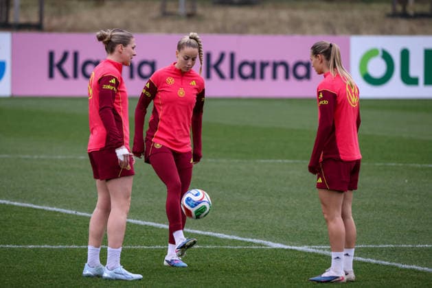 Frankfurt am Main, Deutschland 24. Februar 2026: Vorbereitung auf das Frauen WM-Qualifikationsspiel Deutschland vs. Slovenien - Training Im Bild: v.li. Rebecca Knaak (Deutschland), Giulia Gwinn (Deutschland) und Klara Bühl Buehl (Deutschland) beim Training in Frankfurt Copyright: HMBxMedia MadeleinexFantini