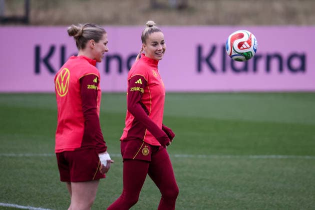 Frankfurt am Main, Deutschland 24. Februar 2026: Vorbereitung auf das Frauen WM-Qualifikationsspiel Deutschland vs. Slovenien - Training Im Bild: v.li. Rebecca Knaak (Deutschland) und Giulia Gwinn (Deutschland) beim Training in Frankfurt Copyright: HMBxMedia MadeleinexFantini