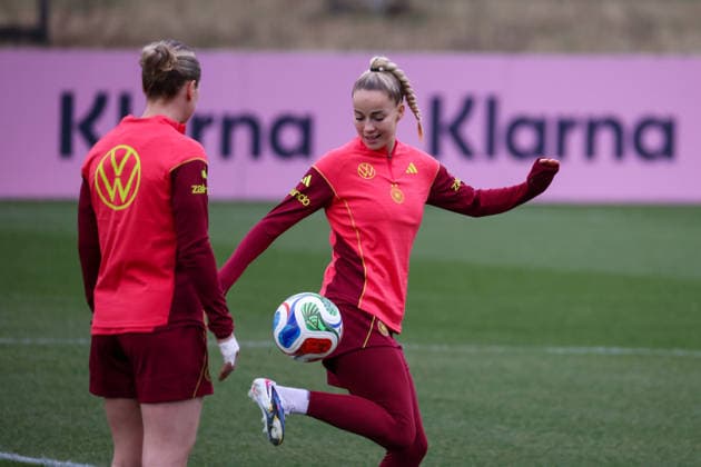 Frankfurt am Main, Deutschland 24. Februar 2026: Vorbereitung auf das Frauen WM-Qualifikationsspiel Deutschland vs. Slovenien - Training Im Bild: v.li. Rebecca Knaak (Deutschland) und Giulia Gwinn (Deutschland) beim Training in Frankfurt Copyright: HMBxMedia MadeleinexFantini
