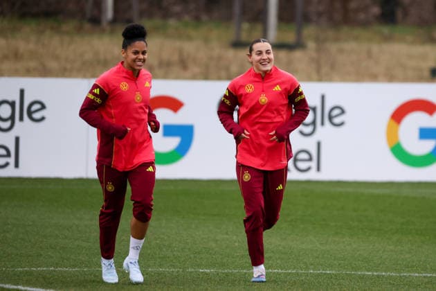Frankfurt am Main, Deutschland 24. Februar 2026: Vorbereitung auf das Frauen WM-Qualifikationsspiel Deutschland vs. Slovenien - Training Im Bild: v.li. Shekiera Martinez (Deutschland) und Carlotta Wamser (Deutschland) beim Training in Frankfurt Copyright: HMBxMedia MadeleinexFantini