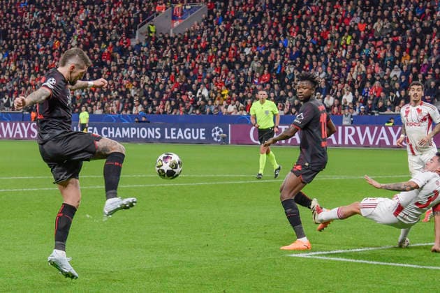 Robert Andrich (Leverkusen 8) legt den Ball quer zu Edmond Tapsoba (Leverkusen 12) 24.02.2026 Fussball Champions League, Bayer Leverkusen vs Olympiakos Piraeus, BayArena, Leverkusen,