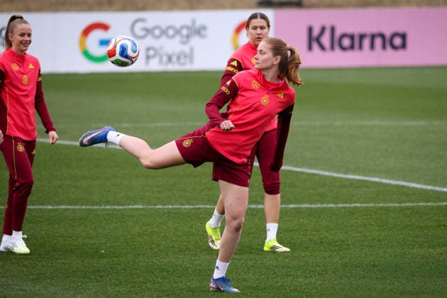 Frankfurt am Main, Deutschland 24. Februar 2026: Vorbereitung auf das Frauen WM-Qualifikationsspiel Deutschland vs. Slovenien - Training Im Bild: v.li. Vivien Endemann (Deutschland), Sjoeke Nüsken Nuesken (Deutschland) und Larissa Mühlhaus Muehlhaus (Deutschland) beim Training in Frankfurt Copyright: HMBxMedia MadeleinexFantini
