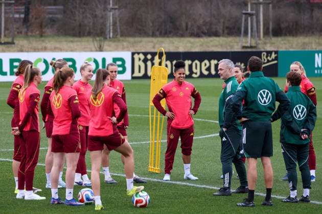 Frankfurt am Main, Deutschland 24. Februar 2026: Vorbereitung auf das Frauen WM-Qualifikationsspiel Deutschland vs. Slovenien - Training Im Bild: Die Spielerinnen der deutschen Fußballnationalmannschaft der Frauen im Mannschaftskreis mit Bundestrainer Christian Wück Wueck (Deutschland) zur Besprechung Copyright: HMBxMedia MadeleinexFantini