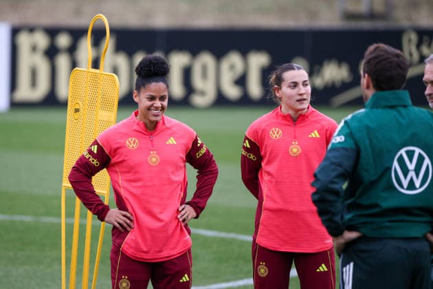 Frankfurt am Main, Deutschland 24. Februar 2026: Vorbereitung auf das Frauen WM-Qualifikationsspiel Deutschland vs. Slovenien - Training Im Bild: v.li. Shekiera Martinez (Deutschland) und Carlotta Wamser (Deutschland) beim Training in Frankfurt Copyright: HMBxMedia MadeleinexFantini