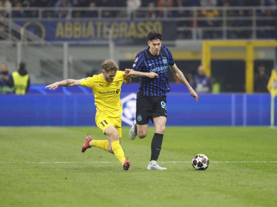 CALCIO - UEFA Champions League - Inter - FC Internazionale vs FK Bodo Glimt Alessandro Bastoni of FC Inter and Ole Didrik Blomberg of FK Bodo Glimt during the Uefa Champions League, second leg play-off, season 2025-2026, football match between, FC Internazionale Milano v Fotballklubben Bodo Glimt on 24 February 2026 at â?? Giuseppe Meazza Stadium, San Siro, Milan, Italy Photo Nderim Kaceli Milan Italy  Copyright: xIPAxSport ABACAx