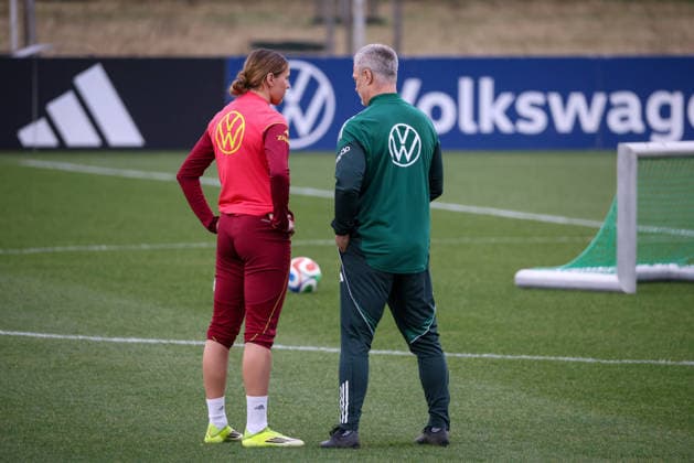 Frankfurt am Main, Deutschland 24. Februar 2026: Vorbereitung auf das Frauen WM-Qualifikationsspiel Deutschland vs. Slovenien - Training Im Bild: v.li. Larissa Mühlhaus Muehlhaus (Deutschland) spricht mit Bundestrainer Christian Wück Wueck (Deutschland) nach ihrer Nachnominierung für die verletzte Selina Cerci (Deutschland) Copyright: HMBxMedia MadeleinexFantini