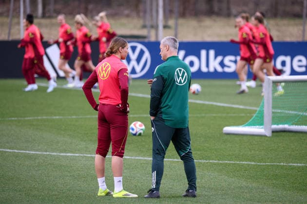Frankfurt am Main, Deutschland 24. Februar 2026: Vorbereitung auf das Frauen WM-Qualifikationsspiel Deutschland vs. Slovenien - Training Im Bild: v.li. Larissa Mühlhaus Muehlhaus (Deutschland) spricht mit Bundestrainer Christian Wück Wueck (Deutschland) nach ihrer Nachnominierung für die verletzte Selina Cerci (Deutschland) Copyright: HMBxMedia MadeleinexFantini