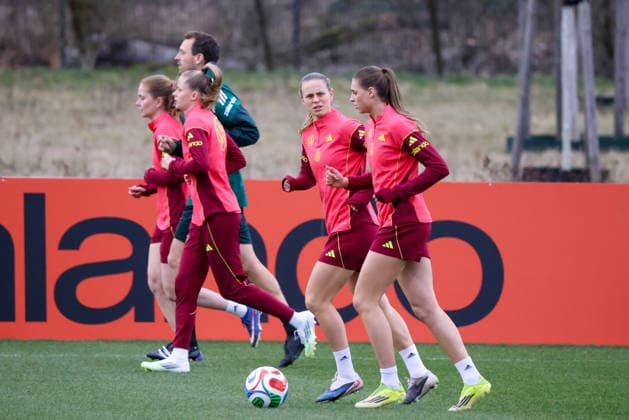 Frankfurt am Main, Deutschland 24. Februar 2026: Vorbereitung auf das Frauen WM-Qualifikationsspiel Deutschland vs. Slovenien - Training Im Bild: v.li. Klara Bühl Buehl (Deutschland) und Jule Brand (Deutschland) beim Training in Frankfurt Copyright: HMBxMedia MadeleinexFantini
