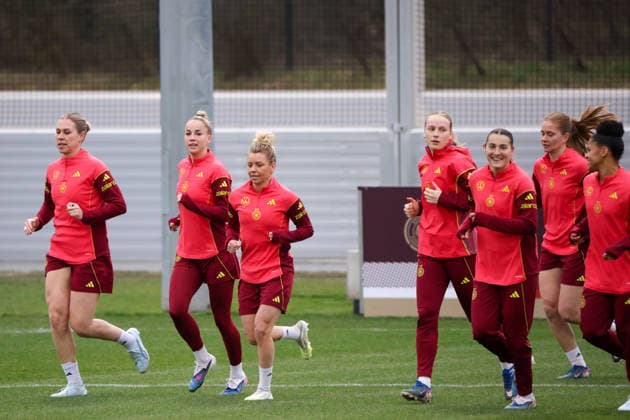 Frankfurt am Main, Deutschland 24. Februar 2026: Vorbereitung auf das Frauen WM-Qualifikationsspiel Deutschland vs. Slovenien - Training Im Bild: v.li. Rebecca Knaak (Deutschland), Giulia Gwinn (Deutschland), Linda Dallmann (Deutschland), Franziska Kett (Deutschland), Carlotta Wamser (Deutschland), Sjoeke Nüsken Nuesken (Deutschland) und Shekiera Martinez (Deutschland) Copyright: HMBxMedia MadeleinexFantini