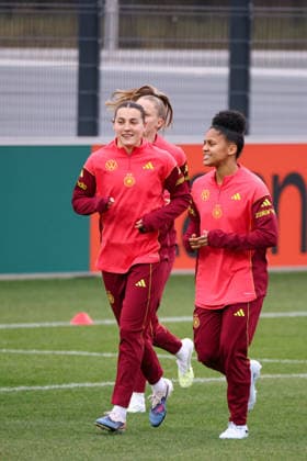 Frankfurt am Main, Deutschland 24. Februar 2026: Vorbereitung auf das Frauen WM-Qualifikationsspiel Deutschland vs. Slovenien - Training Im Bild: v.li.Carlotta Wamser (Deutschland) und Sehkiera Martinez (Deutschland) Copyright: HMBxMedia MadeleinexFantini
