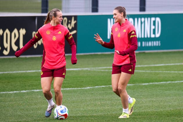 Frankfurt am Main, Deutschland 24. Februar 2026: Vorbereitung auf das Frauen WM-Qualifikationsspiel Deutschland vs. Slovenien - Training Im Bild: v.li. Klara Bühl Buehl (Deutschland) und Jule Brand (Deutschland) Copyright: HMBxMedia MadeleinexFantini