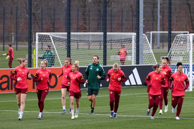 Frankfurt am Main, Deutschland 24. Februar 2026: Vorbereitung auf das Frauen WM-Qualifikationsspiel Deutschland vs. Slovenien - Training Im Bild: v.li. Rebecca Knaak (Deutschland), Giulia Gwinn (Deutschland), Sjoeke Nüsken Nuesken (Deutschland), Athletiktrainer Julius Balsmeier (Deutschland), Franziska Kett (Deutschland), Carlotta Wamser (Deutschland), Vivien Endemann (Deutschland) und Shekiera Martinez (Deutschland) Copyright: HMBxMedia MadeleinexFantini