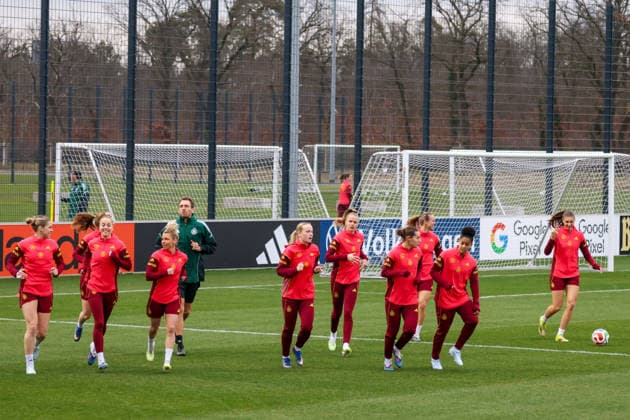 Frankfurt am Main, Deutschland 24. Februar 2026: Vorbereitung auf das Frauen WM-Qualifikationsspiel Deutschland vs. Slovenien - Training Im Bild: v.li. Rebecca Knaak (Deutschland), Giulia Gwinn (Deutschland), Linda Dallmann (Deutschland), Athletiktrainer Julius Balsmeier (Deutschland), Franziska Kett (Deutschland), Vivien Endemann (Deutschland), Carlotta Wamser (Deutschland), Klara Bühl Buehl (Deutschland), Shekiera Martinez (Deutschland) und Jule Brand (Deutschland) Copyright: HMBxMedia MadeleinexFantini