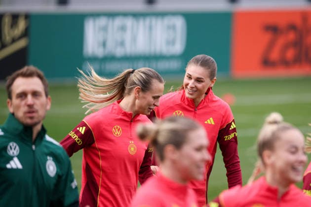 Frankfurt am Main, Deutschland 24. Februar 2026: Vorbereitung auf das Frauen WM-Qualifikationsspiel Deutschland vs. Slovenien - Training Im Bild: v.li. Klara Bühl Buehl (Deutschland) und Jule Brand (Deutschland) Copyright: HMBxMedia MadeleinexFantini