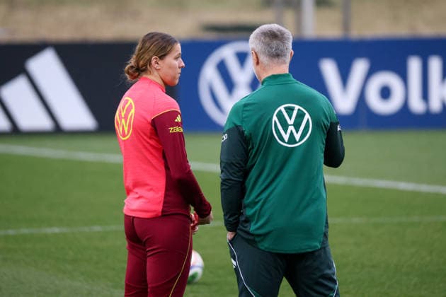 Frankfurt am Main, Deutschland 24. Februar 2026: Vorbereitung auf das Frauen WM-Qualifikationsspiel Deutschland vs. Slovenien - Training Im Bild: v.li. die nachnominierte Larissa Mühlhaus Muehlhaus (Deutschland) und Bundestrainer Christian Wück Wueck (Deutschland) Copyright: HMBxMedia MadeleinexFantini