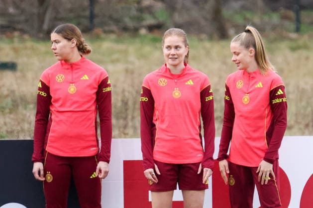 Frankfurt am Main, Deutschland 24. Februar 2026: Vorbereitung auf das Frauen WM-Qualifikationsspiel Deutschland vs. Slovenien - Training Im Bild: v.li. Larissa Mühlhaus Muehlhaus (Deutschland), Sjoeke Nüsken Nuesken (Deutschland) und Vivien Endemann (Deutschland) Copyright: HMBxMedia MadeleinexFantini