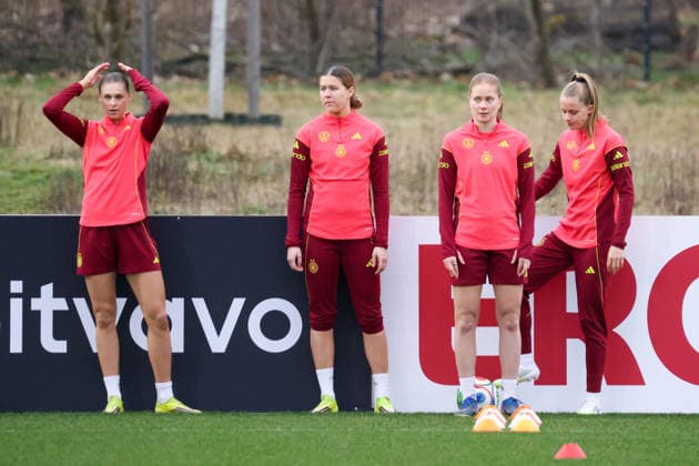 Frankfurt am Main, Deutschland 24. Februar 2026: Vorbereitung auf das Frauen WM-Qualifikationsspiel Deutschland vs. Slovenien - Training Im Bild: v.li. Jule Brand (Deutschland), Larissa Mühlhaus Muehlhaus (Deutschland), Sjoeke Nüsken Nuesken (Deutschland) und Vivien Endemann (Deutschland) Copyright: HMBxMedia MadeleinexFantini