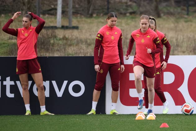 Frankfurt am Main, Deutschland 24. Februar 2026: Vorbereitung auf das Frauen WM-Qualifikationsspiel Deutschland vs. Slovenien - Training Im Bild: v.li. Jule Brand (Deutschland), Larissa Mühlhaus Muehlhaus (Deutschland) und Sjoeke Nüsken Nuesken (Deutschland) Copyright: HMBxMedia MadeleinexFantini