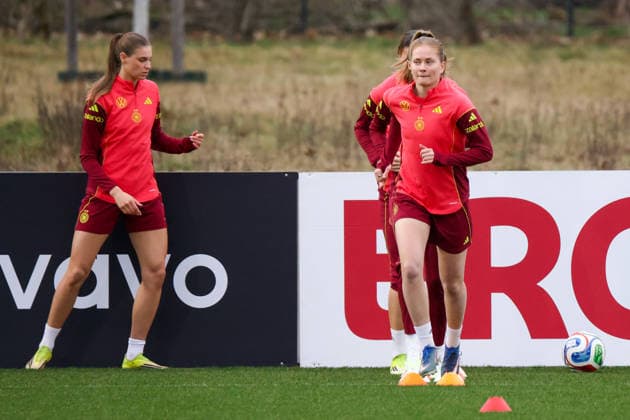Frankfurt am Main, Deutschland 24. Februar 2026: Vorbereitung auf das Frauen WM-Qualifikationsspiel Deutschland vs. Slovenien - Training Im Bild: v.li. Jule Brand (Deutschland) und Sjoeke Nüsken Nuesken (Deutschland) Copyright: HMBxMedia MadeleinexFantini